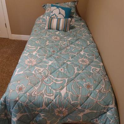 Twin Size Beds and Bedding (2)