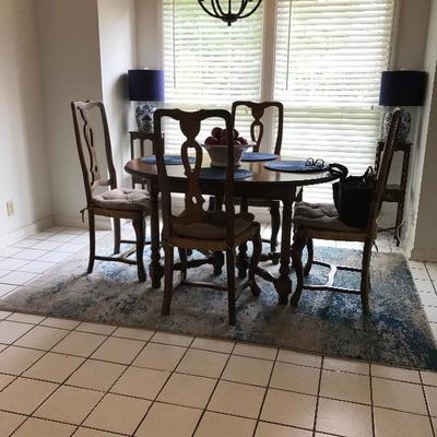 Nice kitchen table with 4 chairs
