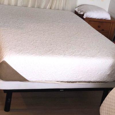 WWW001 Serta iComfort Genius Queen Size Bed and Motion Essentials Base