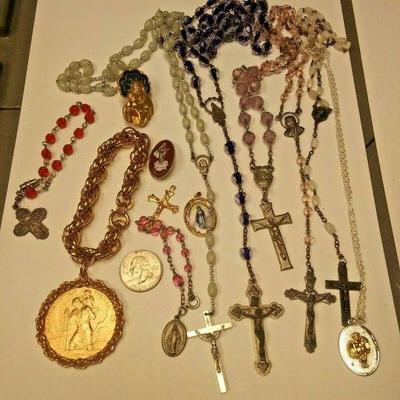 https://www.ebay.com/itm/124206105708	DV3000 USED VINTAGE LOT OF CATHOLIC RELIGOUS ITEMS  ROSARYS, PINS, BRACELETS ETC	 Auction 
