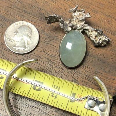 https://www.ebay.com/itm/124199970803	BU1076: Silver and Jade Hand Crafted Pendat	 $20 	Buy-It-Now
