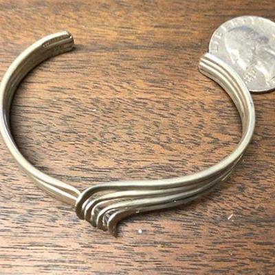 https://www.ebay.com/itm/114236264961	BU1125 Sterling Silver Cuff Bracelet	 $40 	Buy-It-Now
