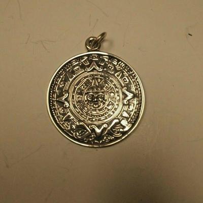 https://www.ebay.com/itm/124197874349	AB0373 USED VINTAGE 9.25 STERLING SILVER AZTEC CALENDER CHAIN FAB OR CHARM MADE IN MEXICO  WEIGHT...