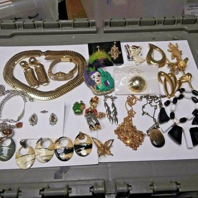https://www.ebay.com/itm/114242654962	DV3001 USED VINTAGE COSTUME JEWELRY ASSORTMENT NECKLACES, BROOCHES, EARRINGS, WA	 Auction 
