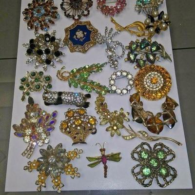 https://www.ebay.com/itm/114235280138	AB0356 USED VINTAGE COSTUME JEWELRY LOT OF 21 MOSTLY RHINESTONE BROOCHES	 Auction 
