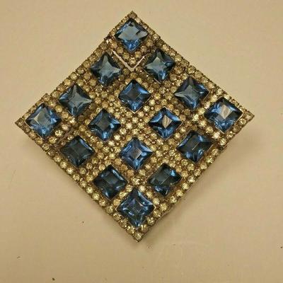 https://www.ebay.com/itm/114235280504	AB0358 USED VINTAGE COSTUME JEWELRY BROOCH WITH BLUE & WHITE RHINESTONES MADE	 Auction 
