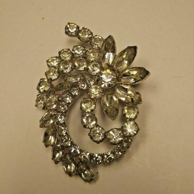 https://www.ebay.com/itm/114235275796	AB0366 USED VINTAGE COSTUME JEWELRY WHITE RINESTONE BROOCH MADE BY WEISS WEI	 Auction 
