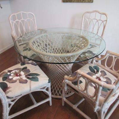 Cute kitchen table with 4 chairs- very clean!
