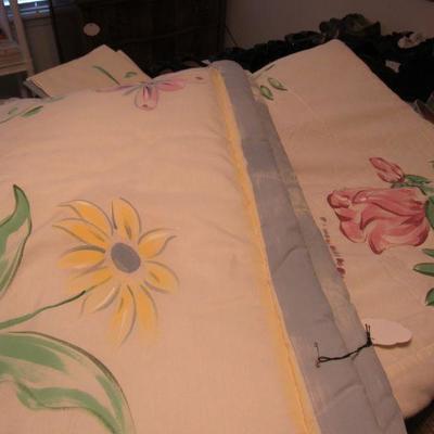 Queen/King comforter with matching shams