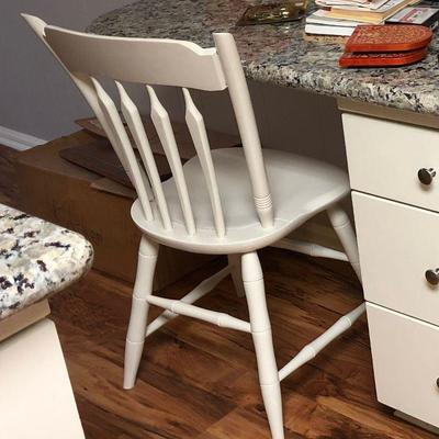 https://www.ebay.com/itm/124203370776	BU1058: White Early American Breakfast Area Chair Local Pickup	 Auction 
