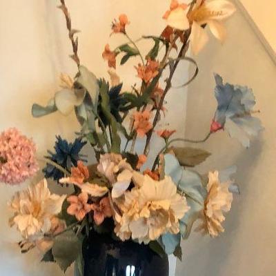 https://www.ebay.com/itm/114240265792	BU7018 Artificial Flowers In Large Blue Vase Local Pickup	 Auction 
