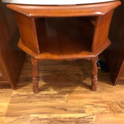 https://www.ebay.com/itm/114240074948	BU1048: Mid Century Maple Accent / End Table Local Pickup	 Auction 
