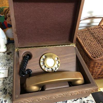 https://www.ebay.com/itm/114240135345	BU1117 Vintage Hideaway Phone in a Box Local Pickup Movie Prop Not Tested	 Auction 
