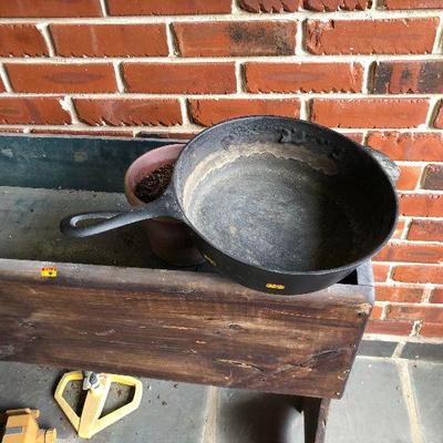 https://www.ebay.com/itm/124203600610	BU7053 Cast Iron Pot Pan Local Pickup	 Auction 

