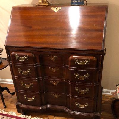 BU1040	https://www.ebay.com/itm/124203353685	BU1040: Early American Secretary Writing Desk with Hind away Drawers Local Pickup	 Auction 
