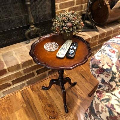 BU1041	https://www.ebay.com/itm/124203355199	BU1041 Small Pedestal Wood Table Local Pickup	 Auction 
