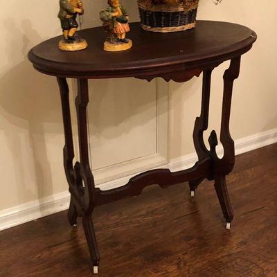 https://www.ebay.com/itm/114240135351	BU1105: Antique Oval Accent / Hall Wooden Hall Table Local Pickup	 Auction 
