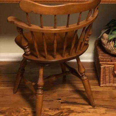 https://www.ebay.com/itm/114240097266	BU1085: Early American Swivel Maple Chair Local Pickup	 Auction 

