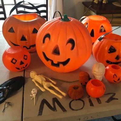 https://www.ebay.com/itm/114240256636	BU7009 Vintage Halloween Decor Plus Local Pickup	 Auction 
