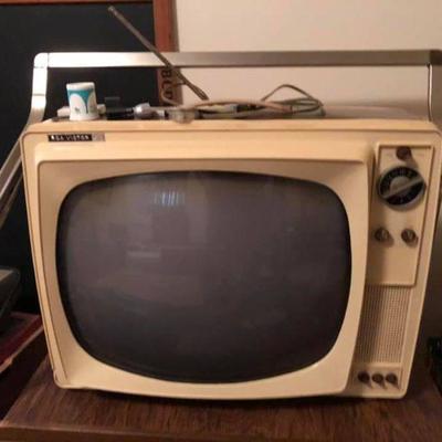 https://www.ebay.com/itm/124203399265	BU1096: 1960s Movie Prop TV RCA Victor New Vista Untested Local Pickup	 Auction 
