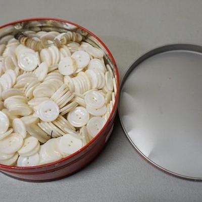 1113	TIN OF VINTAGE BUTTONS
