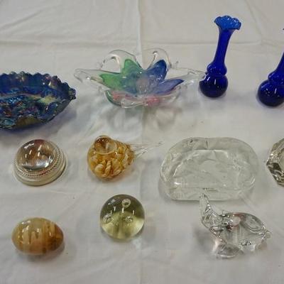 1096	LOT CARNIVAL BOWLS, PAPER WEIGHTS, BUD VASES
