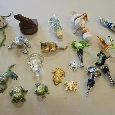 1059	COLLECTION OF MINIATURE FROGS AND ORNAMENTAL BOTTLE STOPPERS
