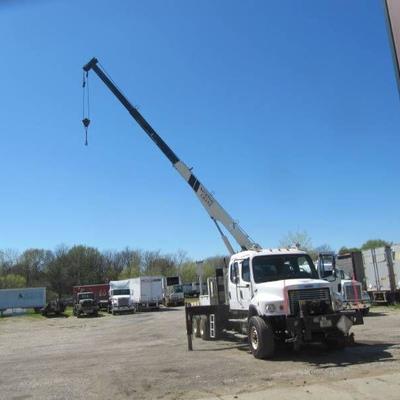 2005 Freightliner M Class Heavy Spec with Full Lockers and N-400B Crane