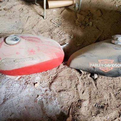 1670	

2 Harley Davidson Gas Tanks
2 Harley Davidson Gas Tanks
