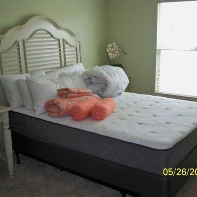 5pcs. Kevin Charles Bedroom Suite: Queen bed, Nightstand, ( Drawer Dresser, Desk with Chair.