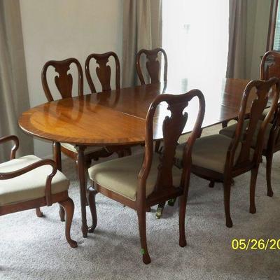 American Drew 12pcs. Dining Table with 3 leaf and 8 Chairs.