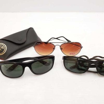 1064	

3 Ray-Ban Glasses With Case
3 Ray-Ban Glasses With Case