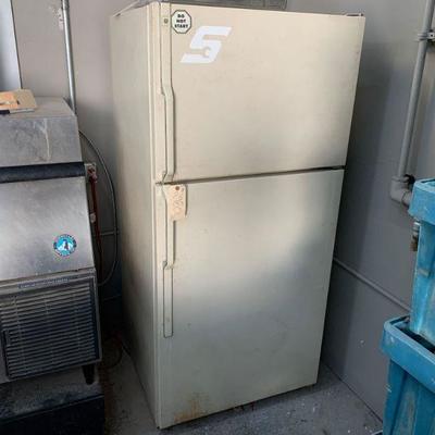 2980	

GE Refrigerator
GE Refrigerator