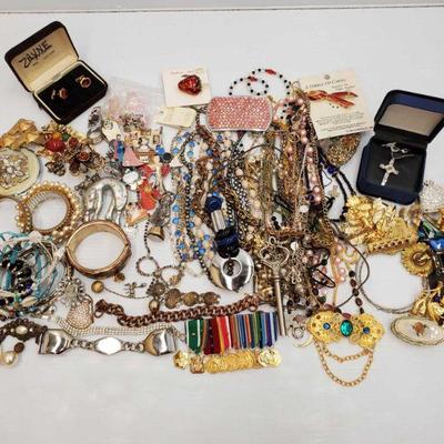 1000	

Costume Jewelry
Includes Bracelets, Necklaces, Earrings, Pins, and More!