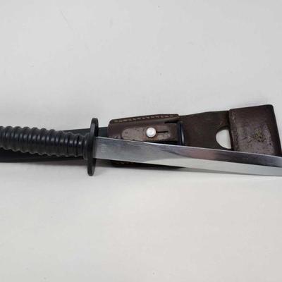 7025	

Blade w/ Sheath
Blade stamped with characters, W 630179. Measures 9.5