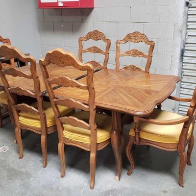2126	

Extendable Dining Room Table With 6 Chairs
Measures Approx 70