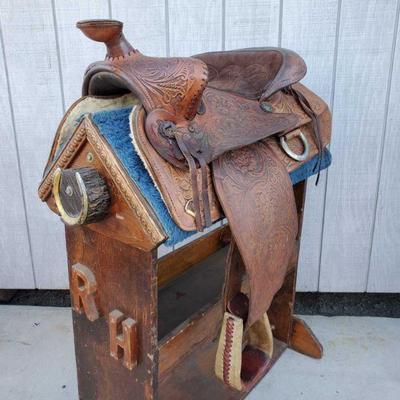 7580	

Tooled Leather Horse Saddle
Tooled Leather Horse Saddle. *Saddle Stand NOT Included*