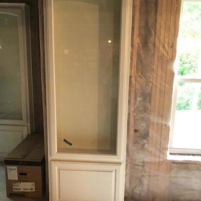 Display cabinet with glass shelves