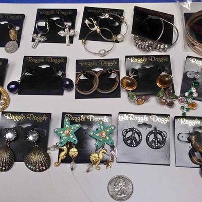 https://www.ebay.com/itm/124142913083	BOX074AD COSTUME JEWELRY LOT OF FIFTEEN PIERCED EARRINGS LOT #6	 $20.00 	OBO
