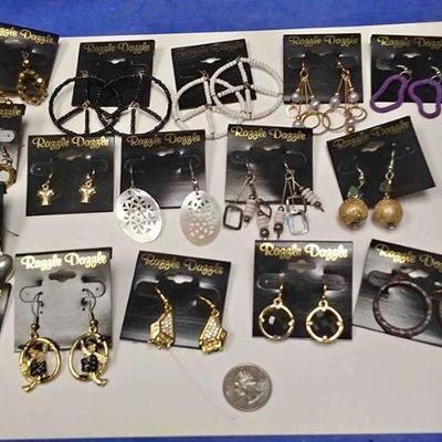 https://www.ebay.com/itm/114173879359	BOX074Z COSTUME JEWELRY LOT OF FIFTEEN PIERCED EARRINGS LOT #2 	 $20.00 	OBO
