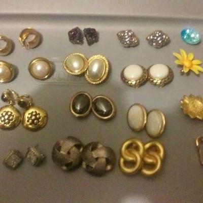 https://www.ebay.com/itm/124150472707	CJ0010 COSTUME JEWELRY CLIP ON EARRINGS LOT RX BOX 4 CJ0010	 $20.00 
