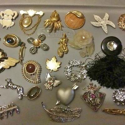 https://www.ebay.com/itm/114182839606	CJ0016 COSTUME JEWELRYLOT OF WOMENS PINS , BROUCHS RX BOX 4 CJ0016	 $20.00 
