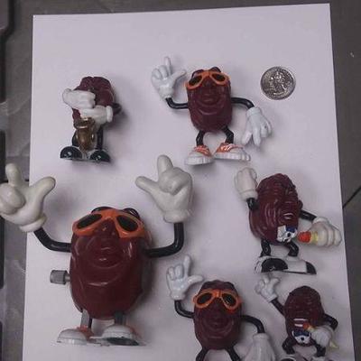 https://www.ebay.com/itm/114209765749	AB0329 LOT OF 6 VINTAGE CALIFORNIA RAISIN PLASTIC TOYS BOX 74 AB0329	 $10.00 	OBO
