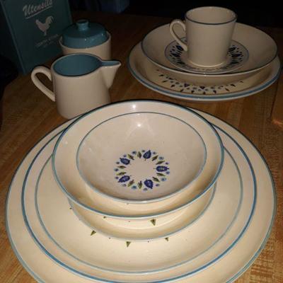 Never used mid-century dishes. Nice.