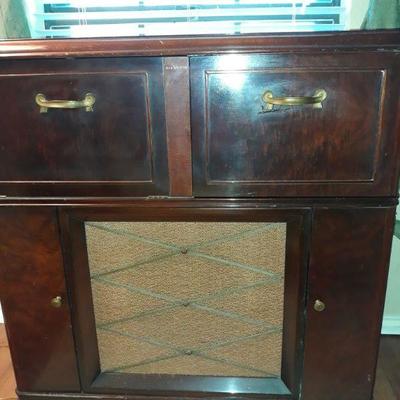Another working Victrola from the 1940's.