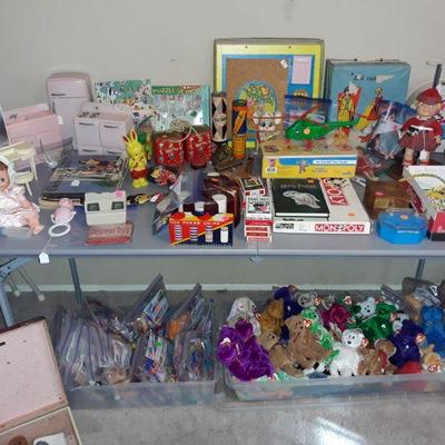 Tons of vintage toys.