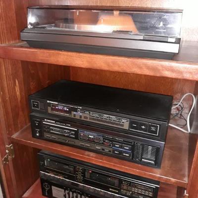 Working stereo system with turntable and Sony speakers.