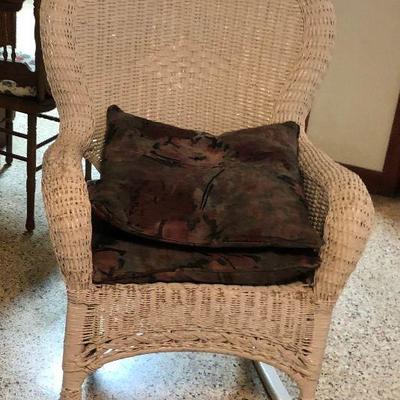 https://www.ebay.com/itm/124218754393	MD2126: White Wicker Rocking Chair Local Pickup at Estate Sales	 $125.00 
