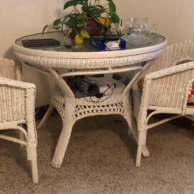 https://www.ebay.com/itm/124218746455	MD2120T: Antique White Wicker Table with Glass Top Local Pickup at Estate Sale	 $150.00 
