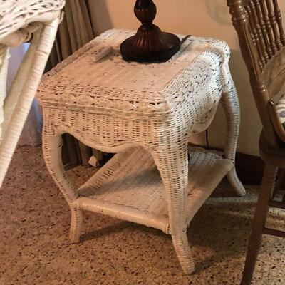 https://www.ebay.com/itm/114255173468	MD2127: Antique White Wicker End Table Local Pickup at Estate Sale	 $50.00 
